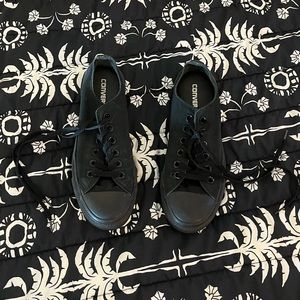 Converse Chuck Taylor All Star All-Black Low Tops M5039 Men’s 6, Women’s 8